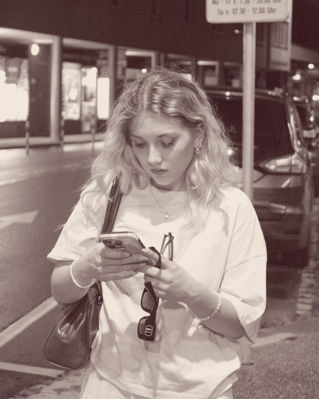 Iona Köstner unterwegs am Smartphone – laufende Betreuung der Kanäle